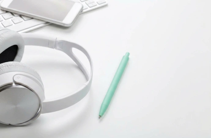 Equipo de trabajo con auriculares para el servicio atención al cliente y apoyo comercial